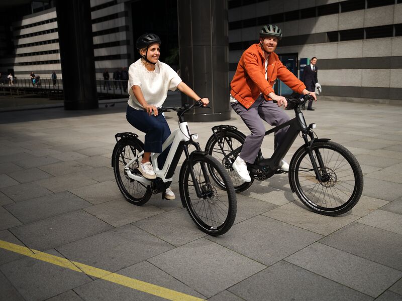 man en vrouw op een flyer elektrische fiets