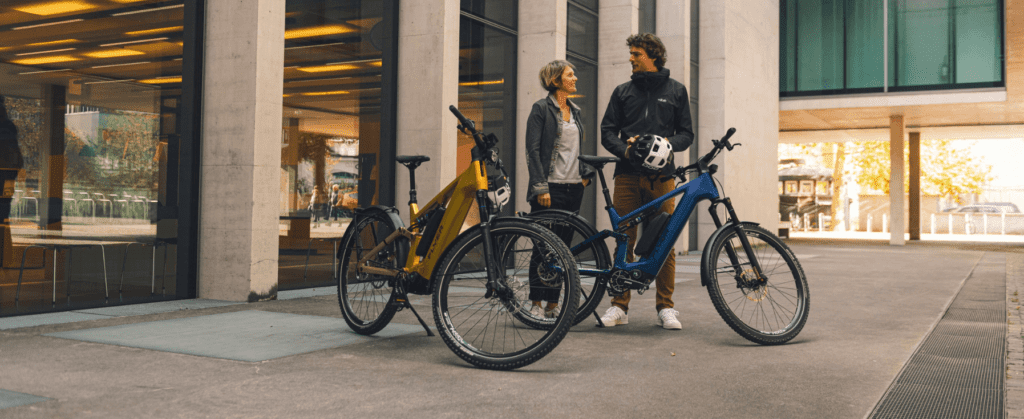 twee mensen staan bij elektrische fietsen van Flyer